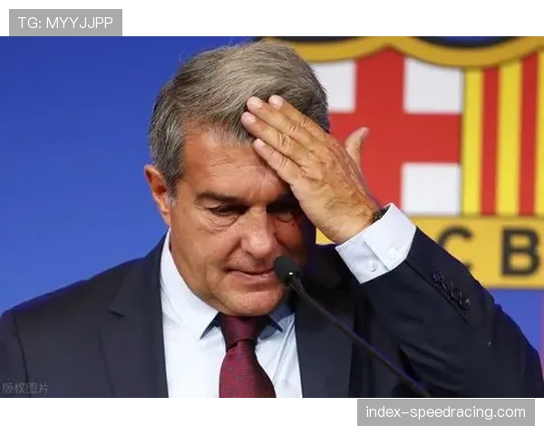 特写：看台上的沉默，拉波尔塔在球队丢球后的表情被镜头捕捉